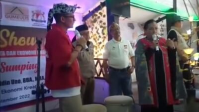 Menteri Pariwisata dan Ekonomi Kretif, Sandiaga Salahudin Uno (Kiri) Wina Zulfiana(Kanan), sedang berdialog dengan pelaku UMKM saat berkunjung ke Sukabumi, Sabtu (24/9/2022).