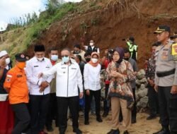 Menteri Sosial Kunjungi Korban Bencana Longsor Pasir Datar.