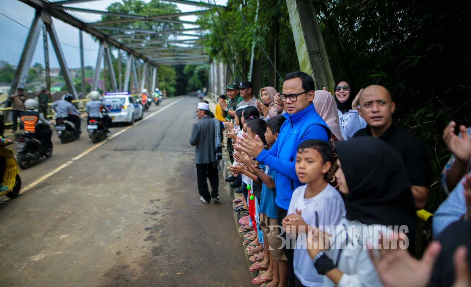 Bima Arya didampingi Kadis PUPR Kota Bogor, Chusnul Rozaqi beserta pihak kelurahan, kecamatan, serta tokoh agama dan warga yang antusias menyaksikan kembali dibukanya akses jalan untuk bisa dilintasi.