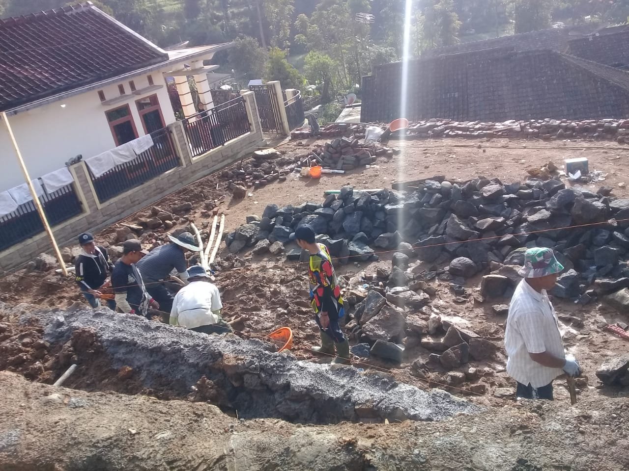 Warga sedang gotong-royong penanggulangan bencana longsor Desa Pasir Datar Indah