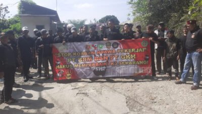 Sejumlah perwakilan anggota Ormas, OKP dan Tokoh Masyarakat Jampangtengah sedang memegang banner tuntutan hak korban kecelakaan kerja/Photo Istimewa